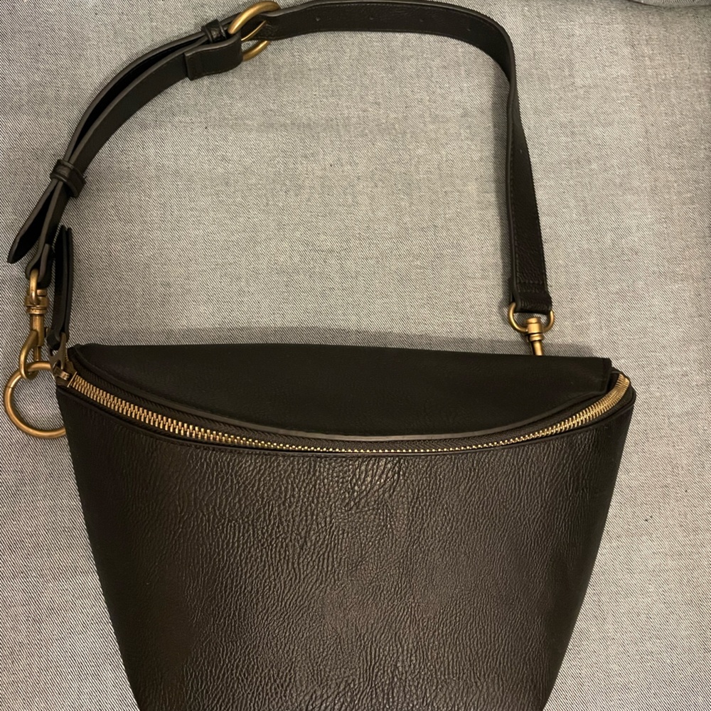 Universal thread, black hip pack, non Leather.